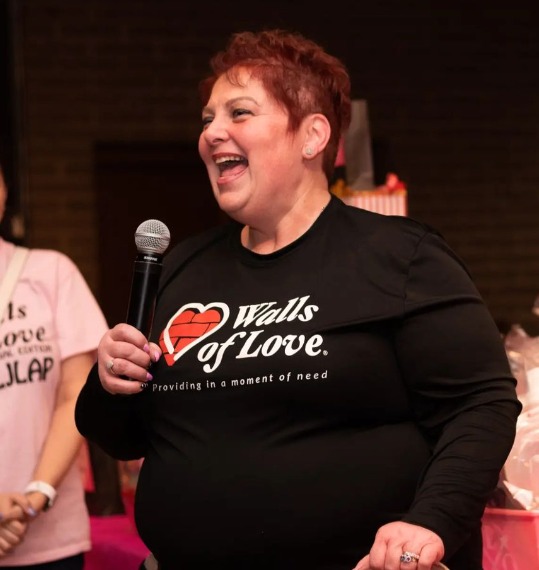 Keynote Speaker Holly Jackson speaking at an event